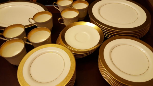 Mikasa "Harrow Pattern" Fine Bone China, Setting for 8 (40 pieces) - Image 5