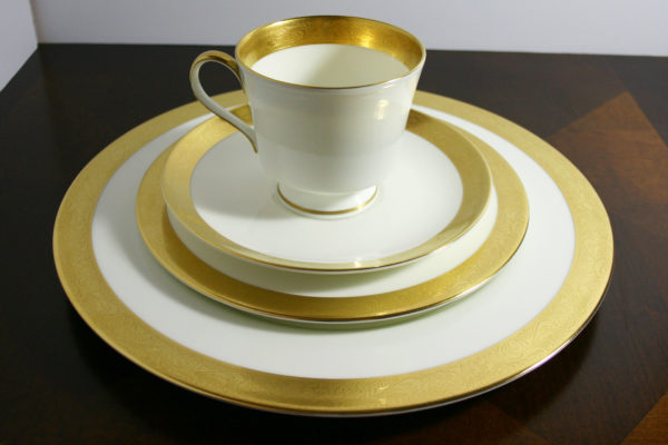 Mikasa "Harrow Pattern" Fine Bone China, Setting for 8 (40 pieces) - Image 2